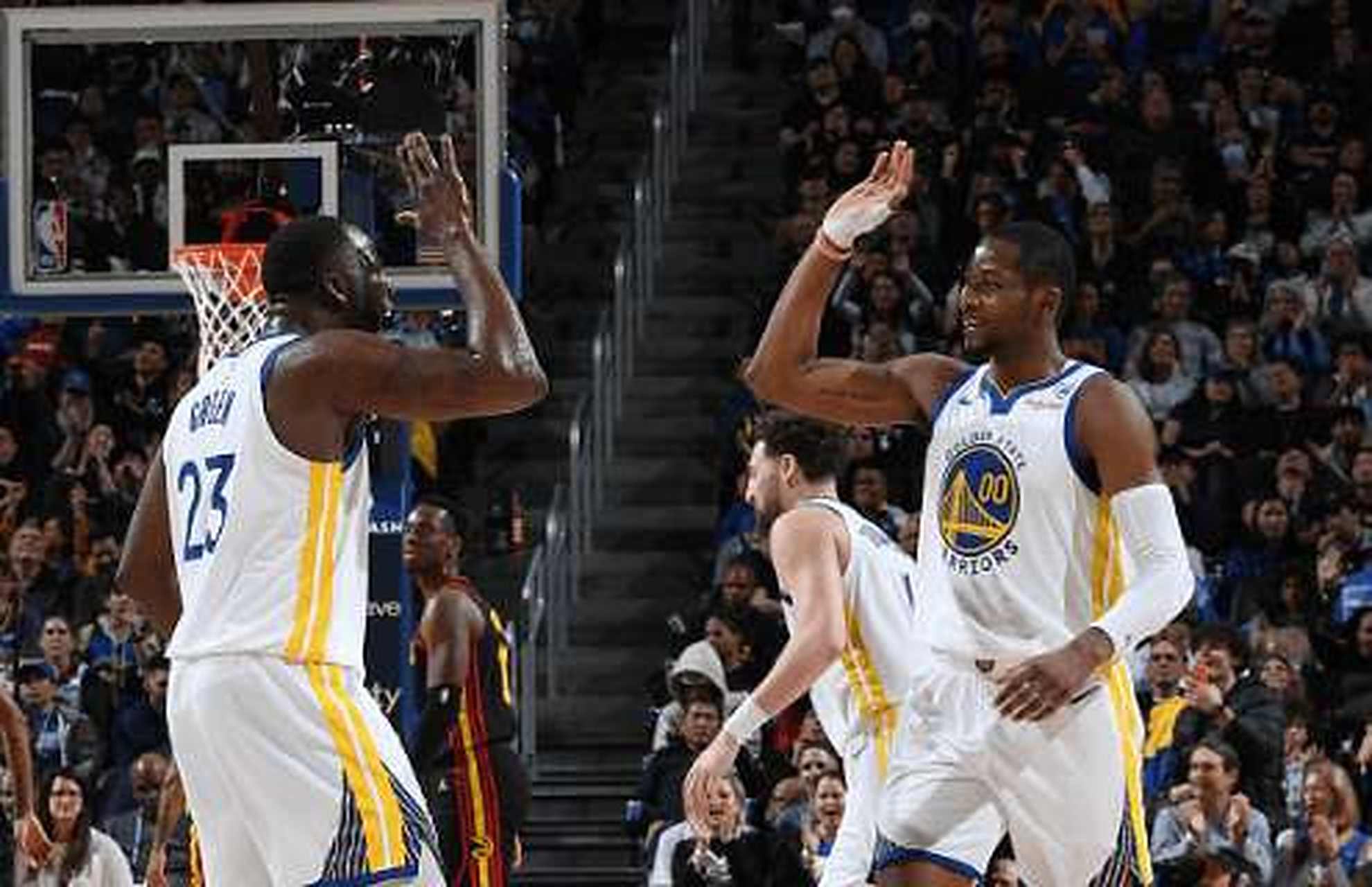 虎扑- 老鹰带队取胜！，库里重要时刻重要助攻观众掌声雷动