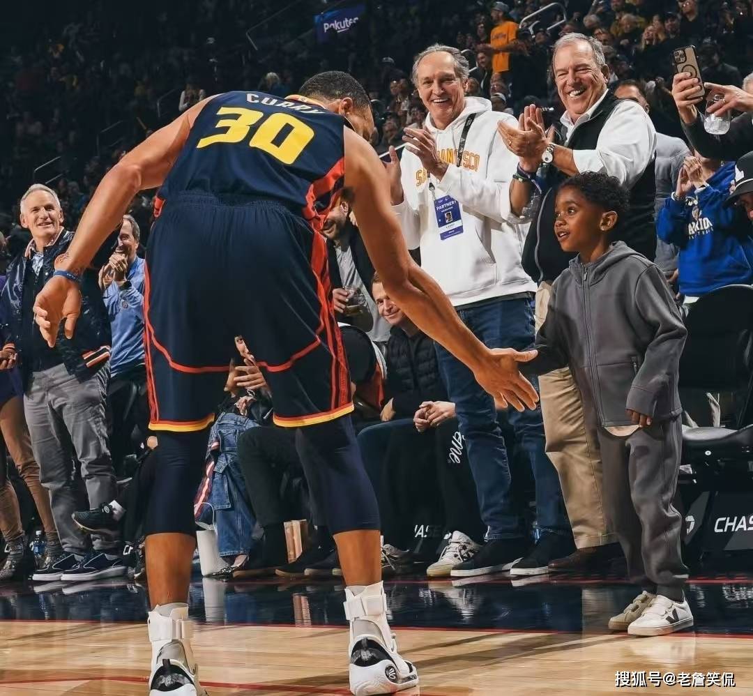 虎扑- 老鹰带队取胜!,库里重要时刻重要助攻观众掌声雷动