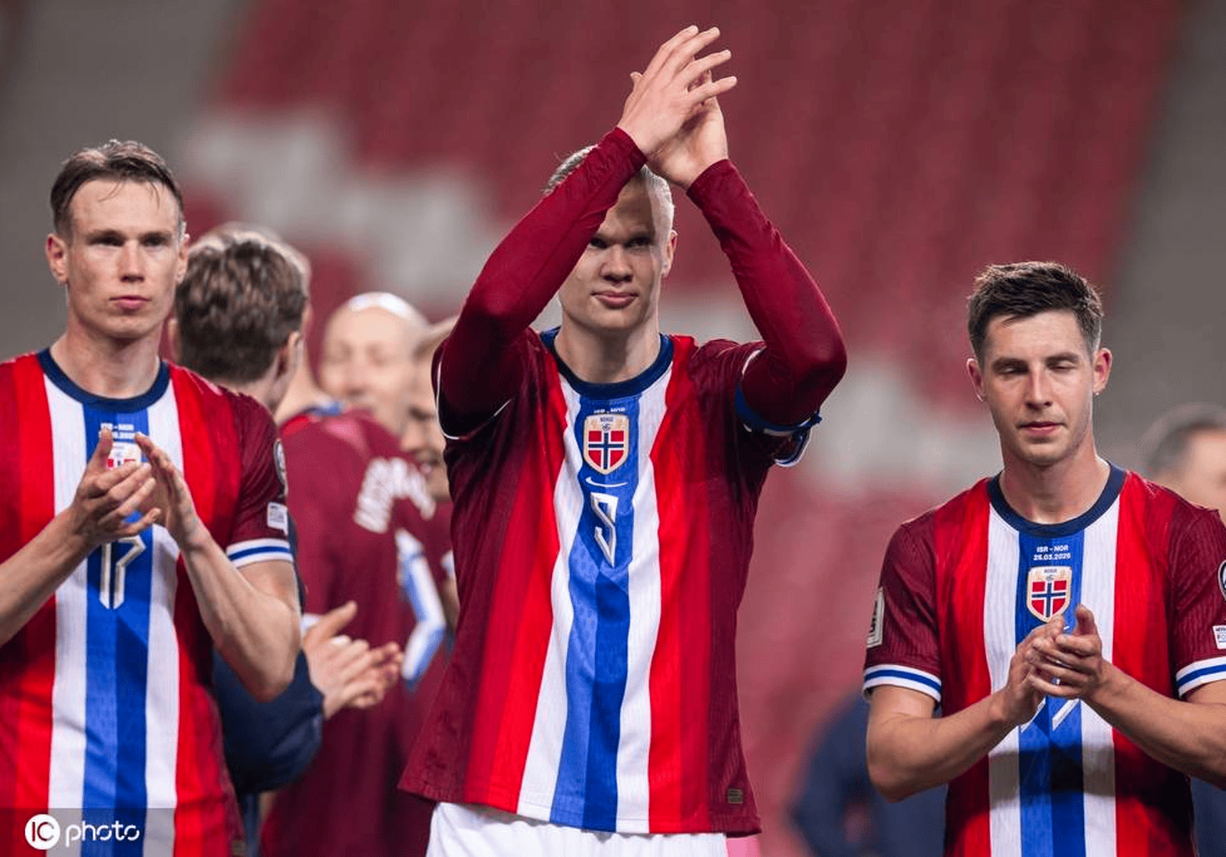 虎扑体育-加拿大队观众热烈欢呼!,哈兰德迎来十二赛季出色发挥赢得满堂喝彩(从未见过电影里打架观众会鼓掌加油的盛况)