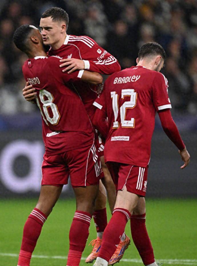 虎扑体育- 集结日体能课后,法兰克福战术微调备战欧联,引发热议,球队文化再被提及